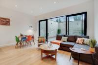 B&B Londres - Modern Ealing Apartment with Large Private Patio - Bed and Breakfast Londres