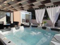 4 Star app Adriana with sea view and jacuzzi - B&B Zambratija