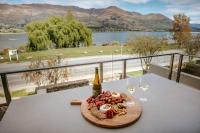 Lake Edge - Sleeps 6 - Centrally Located - Lake & Mountain Views - B&B Wanaka