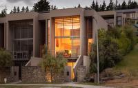 Lake Edge - Sleeps 6 - Centrally Located - Lake & Mountain Views - B&B