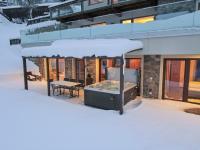 Two-Bedroom Deluxe Suite with Hot Tub and Sauna