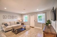 B&B North Palm Beach - Coastal Townhome with Patio about 2 Mi to Beach! - Bed and Breakfast North Palm Beach