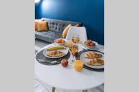 Cheerful 2 Bedroom Homely Apartment, Sleeps 4 Guest Comfy, 1x Double Bed, 2x Single Beds, Free Parking, Free WiFi, Suitable For Business, Leisure Guest, Contractors, QE Hospital, Glasgow, Near Airport & City Centre - Bed and Breakfast