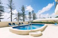 The Coconut Crib- Waterfront Burleigh Beach - Bed and Breakfast