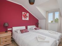 One Bedroom Apartment with Mountain View