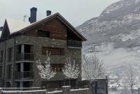Apartment with Mountain View