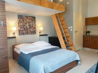 Apartment mit Küchenzeile und Zwischengeschoss