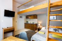 Apartment mit Küchenzeile und Zwischengeschoss