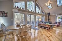 Spacious Family Escape: Walk to Lake Michigan! - Chambres d'hôtes Montague