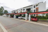 Modern apartment in a secure golf estate.WIFI - B&B Roodepoort