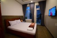 Habitación con cama extragrande y vistas al jardín 