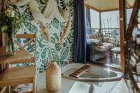 One-Bedroom Cottage in the trees with Jacuzzi