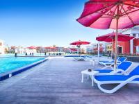 Apartment with Pool View 