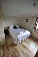 Zimmer mit Kingsize-Bett und eigenem Bad