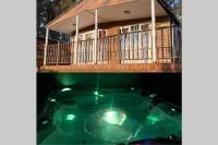 B&B Beattock - Cosy Woodlands Lodge with Hot Tub, Decking & Garden - Bed and Breakfast Beattock