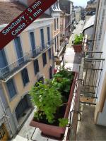 Private Independant flat - Lourdes city center - 2 Balconies - Bed and Breakfast