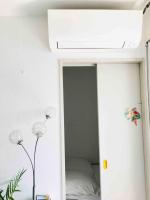 studio cosy et moderne au couchant situé 150m de la plage -avec PARKING GRATUIT PRIVE - 25m2 - climatisé - balcon - wifi gratuit - Chambres d'hôtes La Grande-Motte