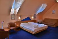 Zimmer mit Kingsize-Bett und Balkon