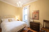 Zimmer mit Queensize-Bett und Gartenblick