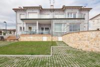 Three-Bedroom Apartment with Balcony and Sea View - Acacio Gutierrez, 118