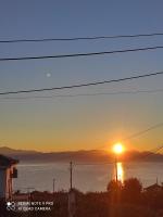 Takis Haikos House two minutes walk to the beach Peroulia - Bed and Breakfast Vounaria