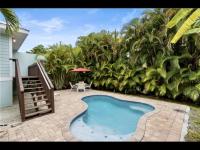 AMI/Holmes Beach - 3/2 Home - Private Heated Pool and Yard - walk to beach - Bed and Breakfast