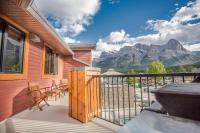 B&B Canmore - RidgeView Loft - Top Floor 2 Bed 2 Bath, Amazing Views - Bed and Breakfast Canmore