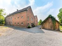 B&B Berg - Magnificent Holiday Home in Sint Martens Voeren with Garden - Bed and Breakfast Berg