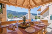 Villa Milena with heated pool and jacuzzi - B&B Kostanje