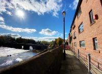 Chester's - Central Chester Stays - City Walls - Private Garden Overlooking River Dee - B&B