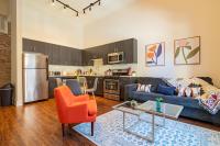 McCormick Place 420 Friendly 3BR in Downtown Chicago with Optional Parking Sleeps 8 Guests Near Soldier Field, Grant Park and Lakefront Trail - B&B Chicago
