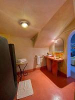 Zimmer mit Kingsize-Bett und Poolblick