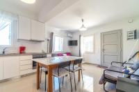 Bright & Cozy Home, 5 mins to Andros Town - B&B Andros