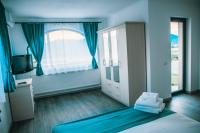Zimmer mit Kingsize-Bett und Balkon