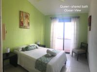 Habitación con cama grande y vistas al mar