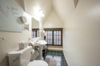 Queen Room (NE Loft)