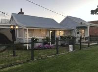 B&B Tooradin - The Seaside Cottage - Fully equipped home -4Bedrooms, on the foreshore - Bed and Breakfast Tooradin