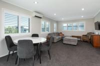 B&B Mount Maunganui - Modern Marine Parade Apartment - Bed and Breakfast Mount Maunganui