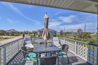 Walk to Galveston Beach Coastal Escape with Yard - Chambres d’hôtes Galveston
