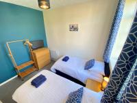 4 Single beds or 2 Doubles - FREE PARKING SPACES - SMART TV's - City Centre Spacious flat - B&B Southampton