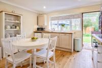'BRAMLEY FALL COTTAGE' ' ON SITE EV POINT - Attached Cottage,3 Separate Bedrooms -1 on ground level, SLEEPS 6, 2 Bathrooms, Sandy Wittering Beach 8min drive, Rural Location, Child friendly, Small Breed Dog Friendly, Private Parking - B&B Chichester