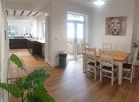 Modern 4-Bedroom Townhouse With Private Garden - Ferienwohnung