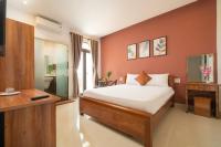 Zimmer mit Kingsize-Bett und Balkon