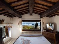 Habitación con cama extragrande y vistas al lago