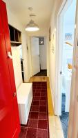 Sea Breeze, 2 BDR with en-suites, private parking, internet- sleeps 4 ppl - B&B