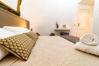 Zimmer mit Kingsize-Bett und Balkon