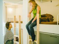 Einzelbett im Frauenschlafsaal