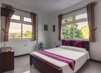 Chambre Lit Queen-Size - Vue sur Piscine