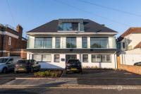 HIDEAWAY by BOURNECOAST - A Stylish Apartment with a Balcony, SEA GLIMPSES and Parking - Just 10 Minutes Walk to the Sandy Beaches - FM8406 - Chambres d'hôtes Bournemouth