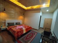 Habitación con cama extragrande y vistas a la montaña